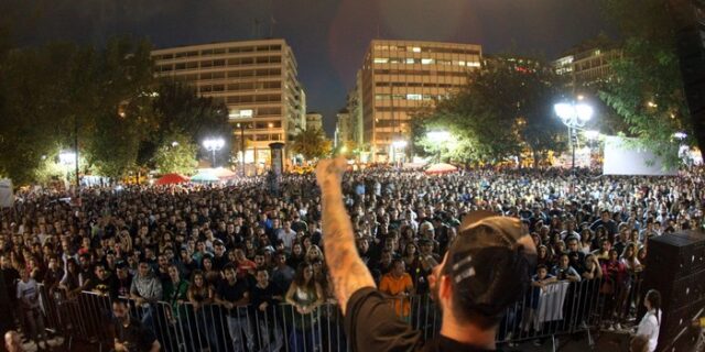 Πλήθος κόσμου και περισσότεροι από 30 καλλιτέχνες στη συναυλία για τον Παύλο Φύσσα