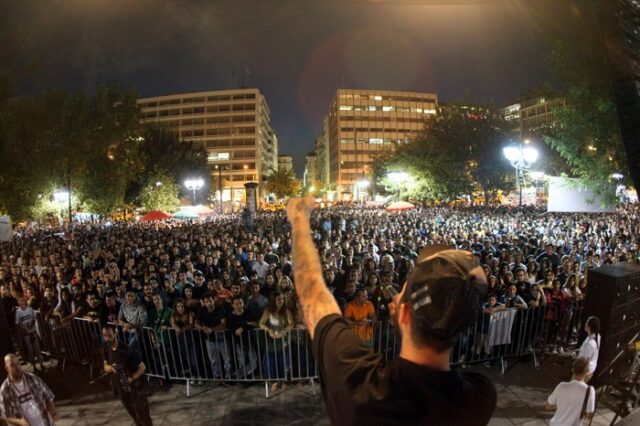 Πλήθος κόσμου και περισσότεροι από 30 καλλιτέχνες στη συναυλία για τον Παύλο Φύσσα