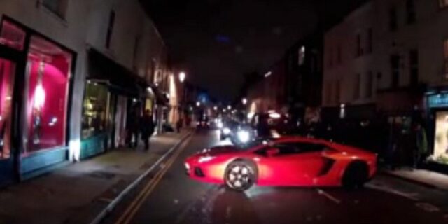 Βίντεο: Οδηγός Lamborghini προκαλεί κυκλοφοριακό χάος στο κέντρο του Λονδίνου