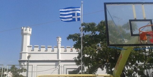 Αγιασμός με ανάποδη σημαία σε σχολείο της Καβάλας