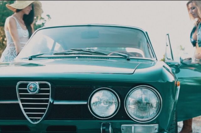 Βίντεο: Ηλιοβασίλεμα, κορίτσια και Vintage. Ο τρόπος να πουλήσεις μια Alfa Romeo του 1971