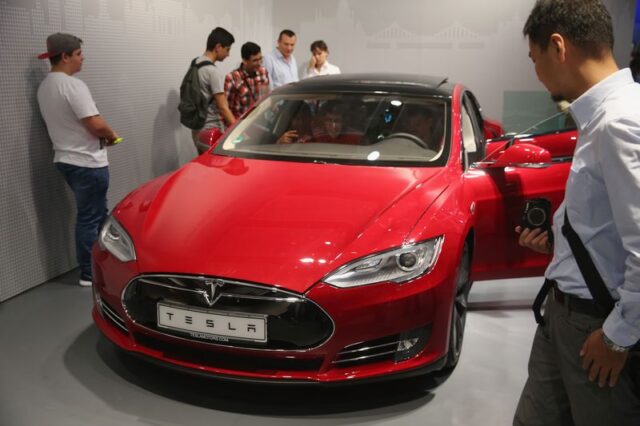 Βίντεο: Το αυτοοδηγούμενο ηλεκτρικό Tesla «D» έχει επιδόσεις supercar