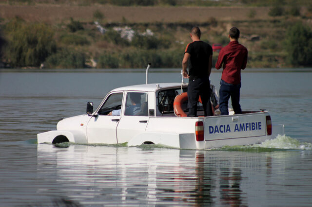 Βίντεο: Το πρώτο αμφίβιο Dacia στην ιστορία