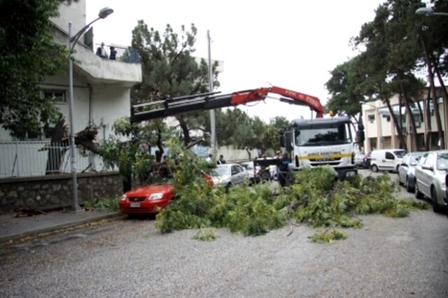 Ανεμοστρόβιλος “χτύπησε” την Κομοτηνή. Ένας τραυματίας