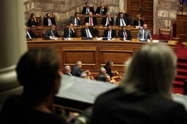 Βαριές αλληλοκατηγορίες μεταξύ κυβέρνησης και ΣΥΡΙΖΑ για το νομοσχέδιο χρηματοδότησης κομμάτων