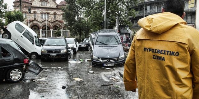 Απίστευτες εικόνες: Τους παρέσυρε το ρέμα στον Πειραιά. Καταστροφές σε αυτοκίνητα και καταστήματα