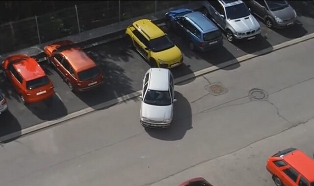 Βίντεο-παρωδία: Η ξανθιά Τσέχα και το χειρότερο παρκάρισμα στην ιστορία
