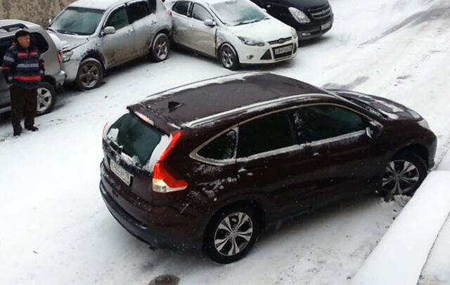 ΒΙΝΤΕΟ. Αυτοκίνητα κάνουν …πατινάζ με το πρώτο χιόνι στη Σιβηρία