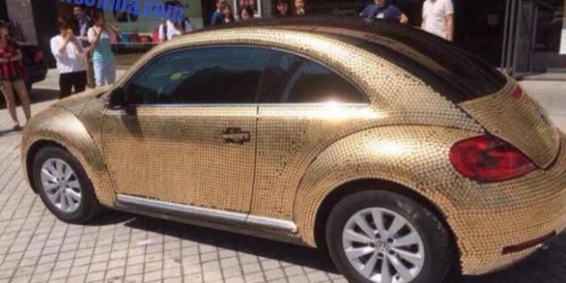 Το VW Beetle που έχει καλυφτεί με περισσότερα από 10.000 νομίσματα