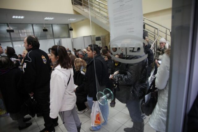 Στον “Καιάδα” οι άνεργοι. Πόσοι έλαβαν το πενιχρό επίδομα των 200 ευρώ