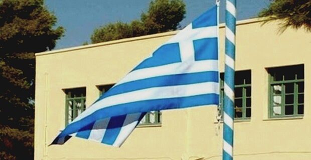 Πολύγυρος: Ανήλικος μπήκε σε σχολείο και κατέβασε την ελληνική σημαία