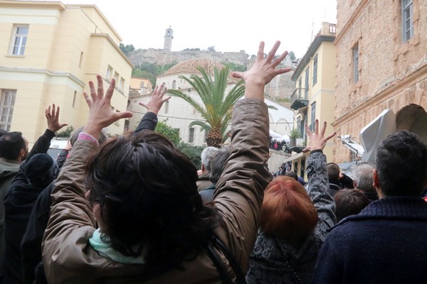 Αποδοκιμασίες και ισχυρές αστυνομικές δυνάμεις στο Ναύπλιο: Πολίτες μούτζωναν έξω από την τελετή ανακήρυξης του Αντ. Σαμαρά ως επίτιμου δημότη