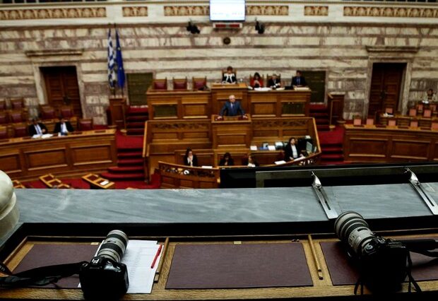 Σφοδρή αντιπαράθεση στη Βουλή για τα “κόκκινα” δάνεια και τα αναδρομικά των ενστόλων