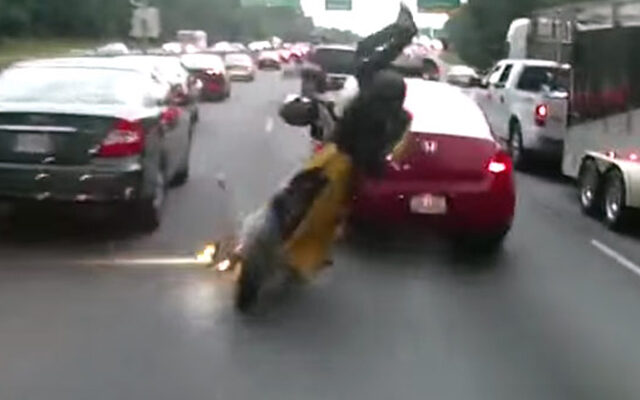 Βίντεο: Ποιος φταίει; Ο μοτοσικλετιστής ή ο οδηγός του Honda;