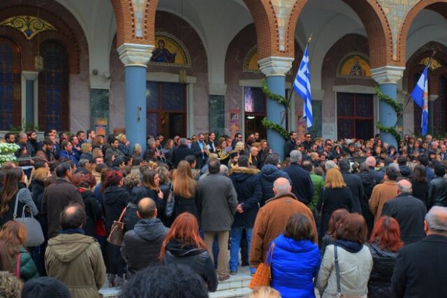 Με όργανα, χειροκροτήματα και στα λευκά, η κηδεία της 28χρονης Ιωάννας Γιαννακοπούλου