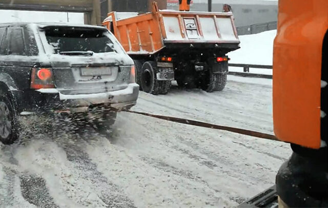 Βίντεο. Ένα Range Rover «ξεκολλάει» φορτηγό από το χιονισμένο δρόμο