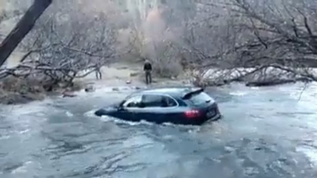 Βίντεο: Να τι παθαίνεις όταν πας να περάσεις το ποτάμι με μια Porsche Cayenne