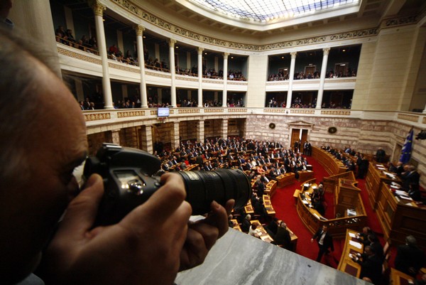 Τέλος στα θαλασσοδάνεια των κομμάτων: Ανώτατα όρια χρηματοδότησης καθιερώνει η κυβέρνηση