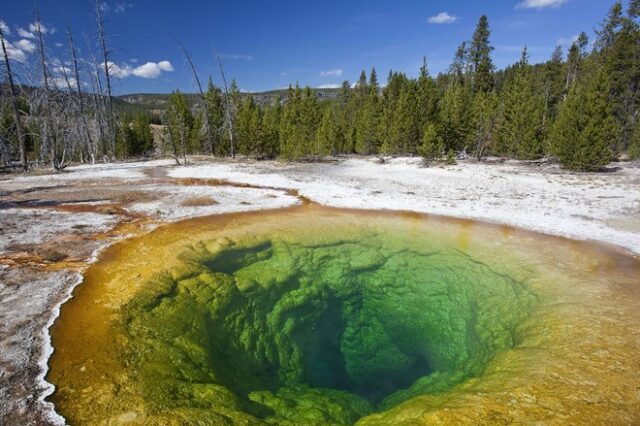 Πού οφείλεται το μοναδικό χρώμα των πηγών Yellowstone;