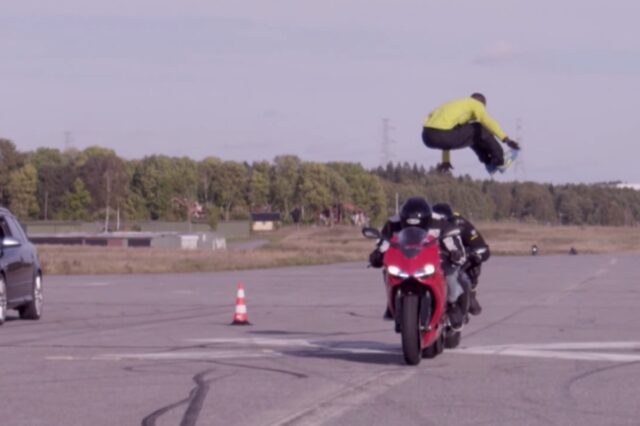 Βίντεο. Πηδώντας πάνω από δύο μοτοσικλέτες που τρέχουν με 110 χλμ./ώρα!