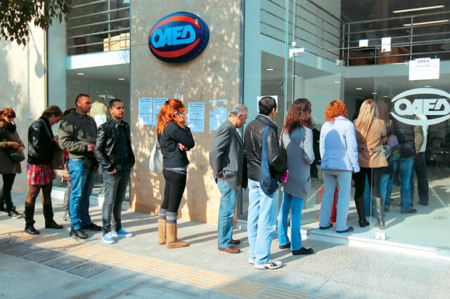 Ξεχασμένοι από τον ΟΑΕΔ οι μακροχρόνια άνεργοι. Το ‘αόρατο’ επίδομα των 200 ευρώ