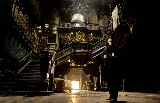 Ο Τομ Χίντλστον αγκαλιάζει το σκοτάδι στο “Crimson Peak” του Γκιγιέρμο Ντελ Τόρο