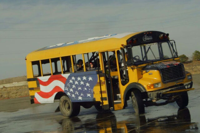Βίντεο. Σχολικό λεωφορείο που ντριφτάρει και άλλο σηκώνεται στους 2 τροχούς