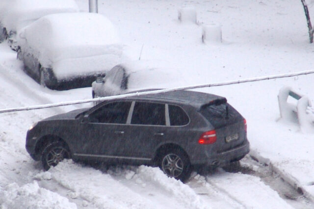 Βίντεο. Απίθανες τσουλήθρες αυτοκινήτων στο χιόνι και τον πάγο