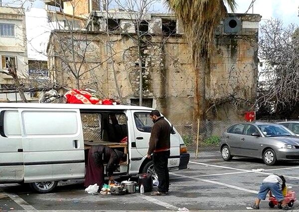 Θλιβερή εικόνα: Έκαναν το αυτοκίνητο σπίτι ελέω κρίσης