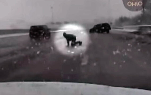 Οδηγός πετάγεται από το αυτοκίνητό του μετά από τρακάρισμα
