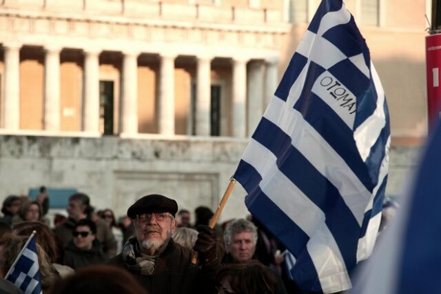 Υπέρ της διαπραγματευτικής τακτικής της κυβέρνησης 8 στους 10 Έλληνες