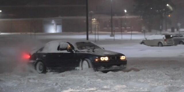 Βίντεο. Το υπέροχο ντρίφτινγκ μιας BMW M5 στο χιόνι