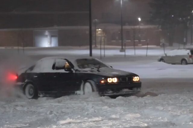 Βίντεο. Το υπέροχο ντρίφτινγκ μιας BMW M5 στο χιόνι