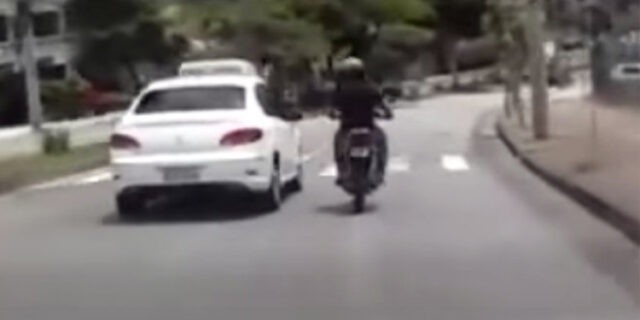Mοτοσικλετιστής κλωτσάει την πόρτα αυτοκινήτου και πέφτει στο δρόμο