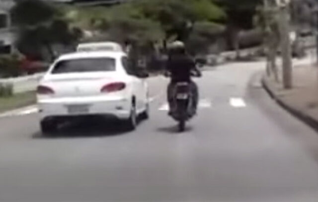 Mοτοσικλετιστής κλωτσάει την πόρτα αυτοκινήτου και πέφτει στο δρόμο