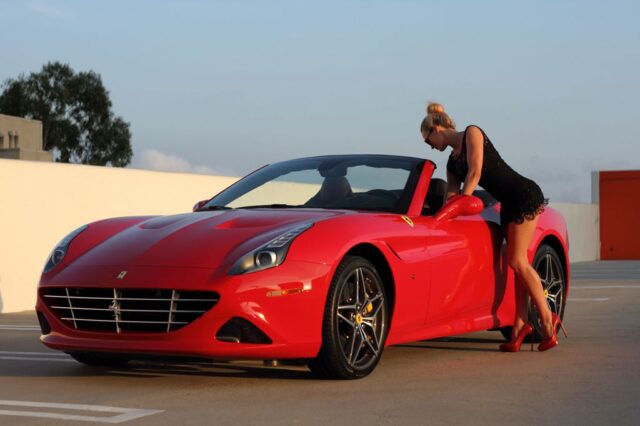 Με μια καυτή ξανθιά διαφημίζεται η ενοικιαζόμενη Ferrari California