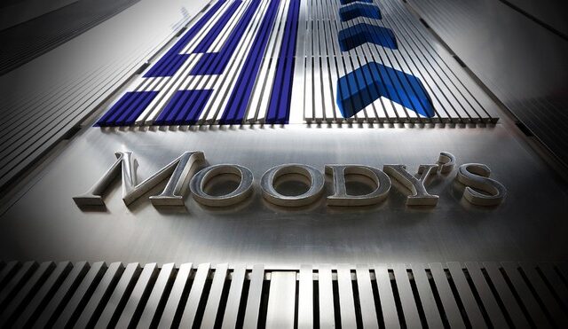 Moody’s: Οι καθυστερήσεις επιβαρύνουν την ελληνική οικονομία