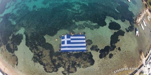 Γιόρτασαν την 25η Μαρτίου με την μεγαλύτερη ελληνική σημαία υποβρυχίως