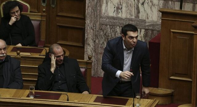 ΣΥΡΙΖΑ – ΑΝΕΛ υπερψήφισαν τα άρθρα του νομοσχεδίου για την ανθρωπιστική κρίση