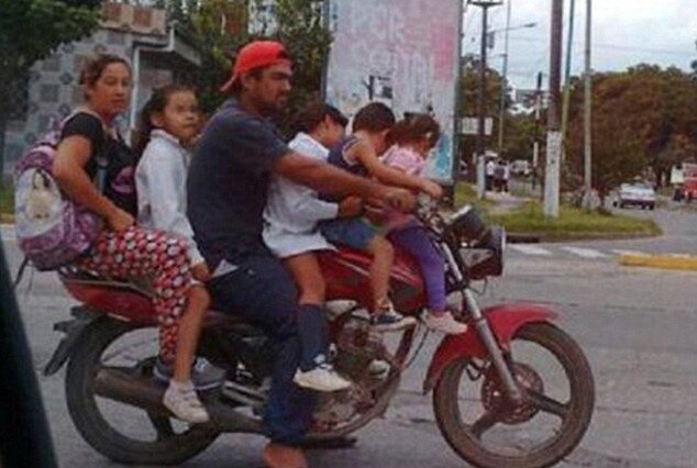 Στην Αργεντινή. Εξαμελής οικογένεια μετακινείται πάνω σε μοτοσικλέτα