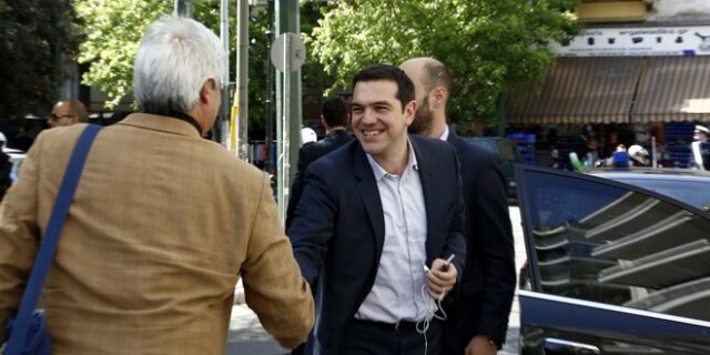 Τσίπρας στους βουλευτές του: Βρισκόμαστε σε κρίσιμο σημείο. Δημοψήφισμα, σε περίπτωση μη λύσης