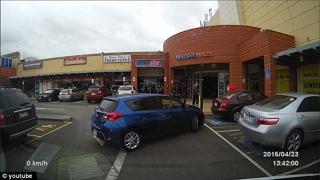 Ξεκαρδιστικό βίντεο. Γυναίκα προσπαθεί επί 3 λεπτά να παρκάρει