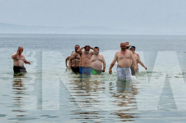 O Μπέος έκανε μπάνιο για να δείξει ότι είναι καθαρά τα νερά των Αλυκών Βόλου