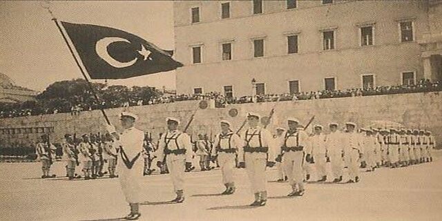 Μηχανή Του Χρόνου: Τουρκικό άγημα παρελαύνει στο Μνημείο Αγνώστου Στρατιώτη;