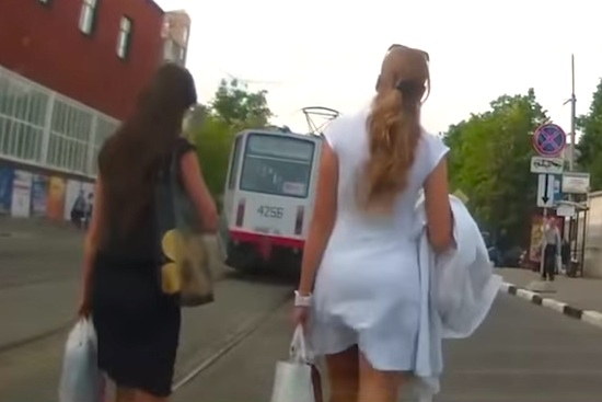Τρομακτικό βίντεο από γυναίκες στη Ρωσία: Πώς διασχίζουν δρόμους
