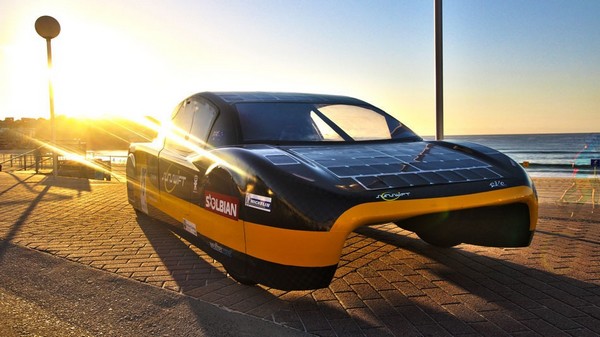 Ένα αγωνιστικό ηλιακό αυτοκίνητο