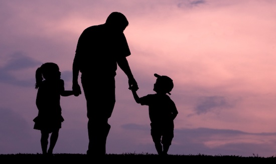 Ημέρα του πατέρα: Ιδέες για δώρα σε νέους μπαμπάδες για όλα τα βαλάντια
