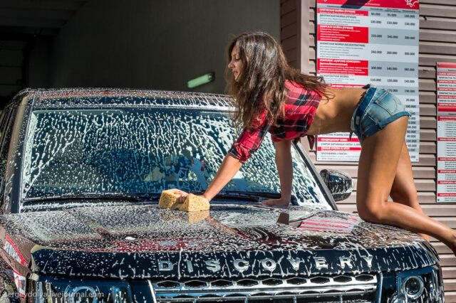 H Σόνια πλένει το αυτοκίνητο και σκουπίζει τα τζάμια με τη μπλούζα της