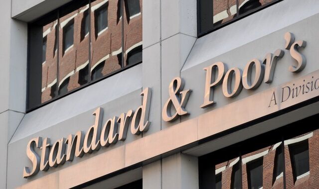 Η Standard and Poor’s υποβάθμισε τέσσερις ελληνικές τράπεζες