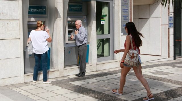 Aγώνας δρόμου για άνοιγμα των τραπεζών Τετάρτη ή Πέμπτη για τους συνταξιούχους